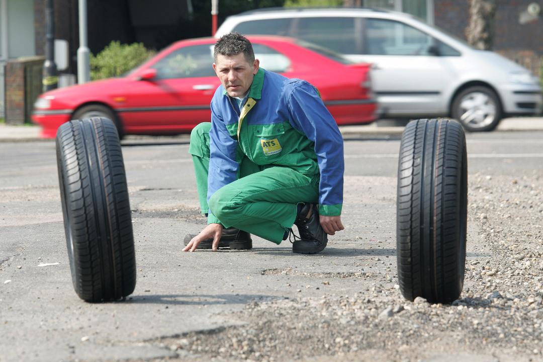 Wielu kierowców mając do dyspozycji opony zimowe o nierównomiernym stopniu zużycia, zastanawia się na którą oś zamontować opony w lepszym stanie. Fot. Newspress