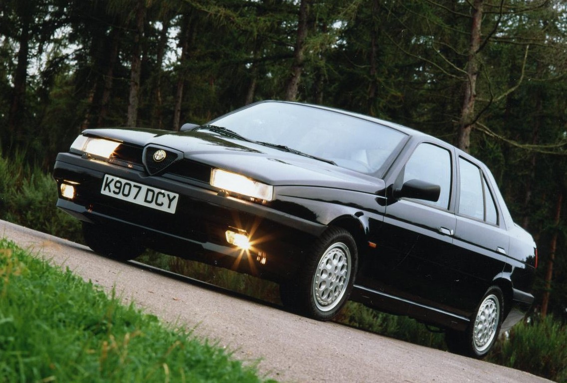 Wymieniamy łącznik stabilizatora w Alfa Romeo 155; fot. Newspress