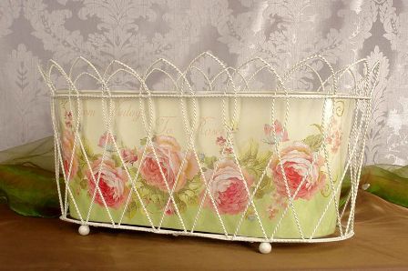 Kosz na kwiaty w starym stylu. Fot. ArtDecor24