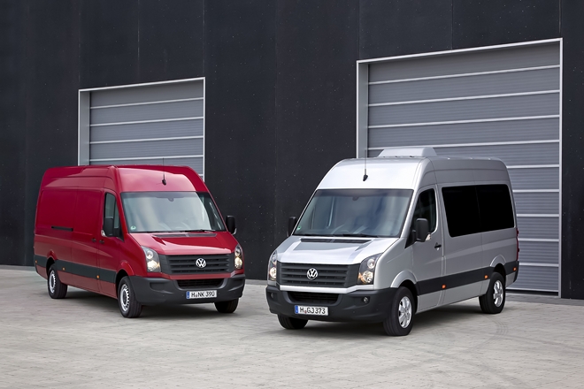 Przód nadwozia Volkswagena Craftera, z poziomymi liniami osłony chłodnicy upodobnił go do innych modeli Volkswagena, np. Caddy, Amaroka i serii T5. Fot. Volkswagen
