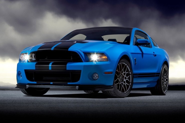 Ford Mustang Shelby GT500 posiada ogromny silnik o pojemności 5.8 litra, który generuje 650 narowistych koni mechanicznych.