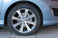 Peugeot 308 SW e-HDI jest wyposażony w felgi w rozmiarze 16 cali i opony o obniżonych oporach toczenia. Fot. Moto.wieszjak.pl Peugeot 308 SW e-HDI jest wyposażony w felgi w rozmiarze 16 cali i opony o obniżonych oporach toczenia. Fot. Moto.wieszjak.pl
