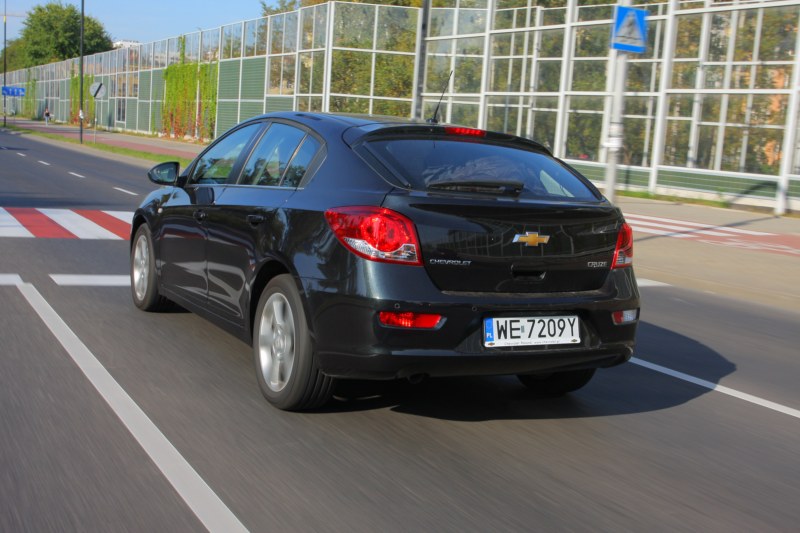 Wśród wielu opinii na temat wyglądu nowego wcielenia Chevroleta Cruze, przeważają te, że odmiana hatchback zyskała na uroku. Fot. Moto.wieszjak.pl