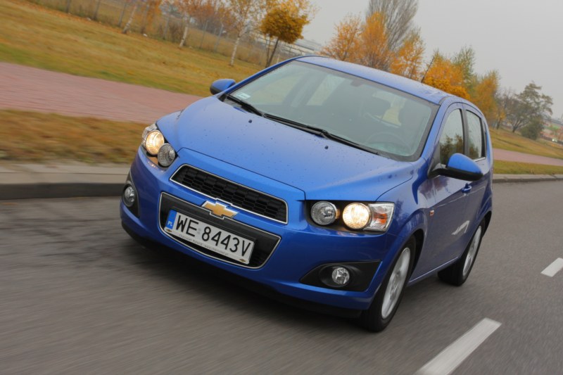 Układ jezdny Chevroleta Aveo jest komfortowy, jak na auto miejskie. Można nim bez wyrzeczeń podróżować w trasie.