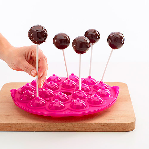 Forma do ciastek Lékué Pop cake. Z formy uzyskamy osiemnaście ciastek-lizaków - ciastka po upieczeniu nabija się na patyczki (dołączone są do opakowania). Cena 114 zł.